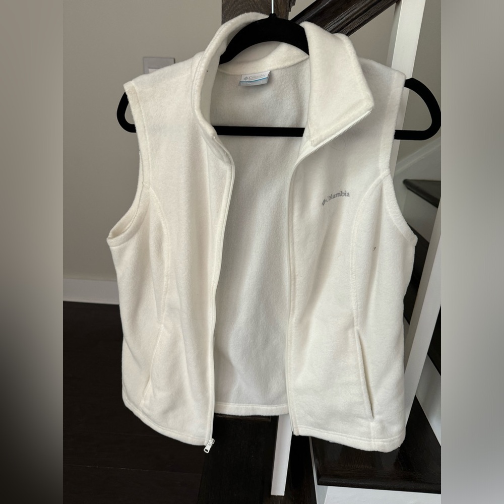 White fleece Columbia vest
